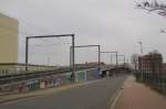 Das berfhrungsbauwerk der Linie 5 ber den Bahnhof Erfurt Nord und die Bahnstrecke Erfurt - Nordhausen / Kassel, am 04.12.2013.