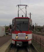 Am 17.10.2014 endeten nun wirklich die KT4D Linieneinsätze bei der Erfurter Straßenbahn. EVAG 405 + 495 waren mit Abschiedsgrüßen nochmals auf der Linie 3 (Europaplatz - Urbicher Kreuz) unterwegs, hier zu sehen an der Haltestelle Urbicher Kreuz, vom Übergang aus fotografiert.