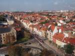 Straßenbahn Erfurt am Domplatz - ein zweiteiliger Combino fährt gerade ein.