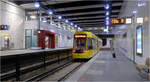 Die älteste Station der Stadtbahn Rhein-Ruhr - 

... ist der U-Bahnhof Philharmonie (damals Saalbau) in Essen. Ursprünglich plante man in Essen eine U-Straßenbahn mit 31 km. Der erste kurze Tunnelabschnitt mit dieser Station ging 1967 mit Niedrigbahnsteigen für die Straßenbahn in Betrieb. Später wurden die Essen U-Straßenbahnplanung an die Parameter der Stadtbahn Rhein-Ruhr angepasst und 1977 wurde dieser Tunnel nach Norden über Hauptbahnhof und Porscheplatz (heute Rathaus Essen) verlängert. Zeitgleich ging die U18 in Betrieb.
1986 ging die Südstrecke des Essener Stadtbahn in Betrieb, wobei zwischen Hauptbahnhof und Martinstraße Mischbetrieb von meterspuriger Straßenbahn und der Normalspur-Stadtbahn (U11) auf dreischienigem Gleis eingerichtet wurden. Auch der U-Bahnhof Saalbau erhielt durchgehende Hochbahnsteige und die hier verkehrenden Straßenwagen wurden mit Stadtbahnwagen M bedient, die mit Klapptrittstufen ausgerüstet wurden um an den Hochbahnsteigen halten zu können. 
Erst später sollte die Straßenbahnstrecke nach Bredney umgespurt werden und zur Stadtbahnlinie U12 werden und somit der Mischbetrieb enden. Da aber dann vier von Süden kommenden Stadtbahnlinien nur ein in Richtung Norden gegenüber stand wurde letztlich entschieden, den Mischbetrieb beizubehalten und die Straßenbahn auf Niederflurwagen umzustellen. Dazu mussten dann Teile der Hochbahnsteige der drei Stationen Philharmonie, Rüttenscheider Stern und Martinstraße zurückgebaut werden. 2023 war dieser Umbau beendet. 

Die hohe Halle der Station Philharmonie überzeugt noch heute. Die Treppenabgänge wurden inzwischen aus Brandschutzgründen eingehaust.

21.08.2023
 
