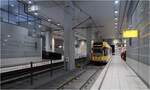 Die unterirdischen Stationen der Essener Tram - 

Nach Fertigstellung der Nordstrecke der Stadtbahn Essen sollte eigentlich die Ost-West-Strecke  von Stelle über Rathaus Essen und Berliner Platz bis zum Abzweig Aktienstraße gebaut werden. Westlich dieses Abzweiges sollten die Straßenbahnstrecken nach Frintrop und Mülheim für einen Stadtbahnvorlaubetrieb umgebaut werden. Die Linien U13 und U14 sollten auf dieser Strecke verkehren. Im Bahnhof Rathaus Essen wäre die Stadtbahn auf den beiden inneren Gleisen gefahren. 

21.08.2023 (M)