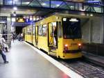 Ein DUEWAG-Stadtbahnwagen M8C der EVAG im U-Bahnhof Essen Hbf als Zug der Linie 107 nach Gelsenkirchen Hbf am 6.