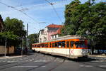 Der Düwag-GT6 Nr. 102 zählt zum Bestand der historischen Fahrzeuge der Verkehrsgesellschaft Frankfurt am Main. Am 10.07.2016 biegt er auf die Stesemannallee ein.