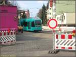 R-Triebwagen 008 fuhr am 29.03.2007 auf dem 18. Zug der Linie 21 in Fahrtrichtung Mnchhofstrae langsam durch die noch im Bau befindliche Kurve an der Kreuzung Paul-Ehrlich-Strae/Vogelweidstrae. Die Gleise der Strecke im Bildvordergrund wurden durch den Austausch der Gleise in der Kurve endgltig vom Netz abgehngt, diese Strecke vom beziehungsweise zum Sandhof wurde schon seit Ende Mai 2005 nicht mehr befahren.