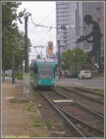 Der 4. Zug der Linie 16 nach Ginnheim mit dem R-Triebwagen 025 am 08.05.2007 kurz vor der Haltestelle Festhalle/Messe, am Bildrand rechts der  Hammering Man  ein Kunstwerk des US-amerikanischen Knstlers Jonathan Borofsky.