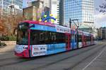 VGF Bombardier Flexity Classic S-Wagen 235 am 30.11.19 am Willy Brandt Platz in Frankfurt am Main mit neuer Tel Aviv Vollwerbung