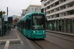 VGF Bombardier Flexity Classic S-Wagen 274 am 21.12.20 in Frankfurt am Main mit einen Minion als Beifahrer 