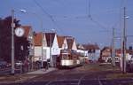 Heute enden hier (in Enkheim) die U-Bahn-Linien U4 und U7. Im August 1988 befand sich dort noch eine  klassische  Strtaßenbahnkehrschleife, die L-TW 221 gerade in Richtung Innenstadt verlassen hat.