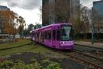 VGF Bombardier Flexity Classic S-Wagen 242 am 27.11.21 in Frankfurt am Main 