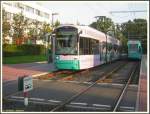 Manche Straenbahnwagen mit Ganzreklame geben ein etwas komisches Bild ab, wenn beim Bekleben mit der Folie die Frontpartie ausgespart wird oder durch Unfallschden Teile der Folie entfernt werden mussten und dadurch die Wagenfarbe zum Vorschein kommt. Auf dieser Aufnahme des S-Triebwagens 252 vom 11.08.2007 auf dem 10. Zug der Linie 12 nach Fechenheim an der Haltestelle Heinrich-Hoffmann-Strae/Blutspendedienst ist das hier mal exemplarisch sichtbar, der Farbkontrast zwischen Wagenfarbe und Werbefolie ist in dem Fall ziemlich extrem. Im Bild rechts der R-Triebwagen 005 auf dem Gegenzug der Linie 12 nach Schwanheim.