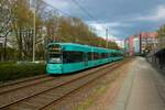 VGF Bombardier Flexity Classic S-Wagen 205+2xx am 10.04.22 in Frankfurt als Stadionverkehr auf der Linie 20