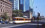 Triebwagen der Frankfurter Straßenbahn: Ein Triebwagen der M-Serie ist im Sommer 1986 auf der Mainzer Landstraße nach Höchst unterwegs. Die Oper rechts im Hintergrund scheint sich vor den Hochhaustürmen der Deutschen Bank regelrecht zu ducken. Die Strecke wurde im Herbst des selben Jahres mit der Inbetriebnahme der Ost-West-Achse der U-Bahn stillgelegt. Zwischen 1959 und 1963 wurden in Frankfurt 45 M-Triebwagen in Betrieb genommen, am 20.09.1998 schieden die letzten aus dem Liniendienst aus.