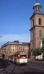 Triebwagen der Frankfurter Straßenbahn: Auf der nach heftigen Protesten erhalten gebliebenen Innenstadtstrecke fährt der N 810 als Linie 15 im Sommer 1986 am Paulsplatz an der Paulskirche