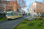 VGF Düwag O-Wagen 111 am 10.12.22 in Frankfurt am Main als Weihnachtsmarkt Tram