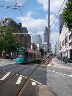 Straenbahn-Linie 11 Richtung Fechenheim (Wagen 220 der VGF) auf dem Weg in die Haltestelle Hauptbahnhof (10.08.07) vor dem Panorama des Messeturms 