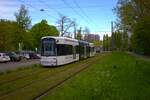 VGF Straßenbahn Frankfurt am Main Bombardier Flexity Classic S-Wagen 259 am 19.04.25 in der nähe der Uniklinik