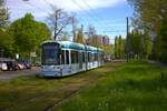 VGF Straßenbahn Frankfurt am Main Bombardier Flexity Classic S-Wagen 227 am 19.04.25 in der nähe der Uniklinik