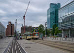 Am 25. und 26.7. f�hrte der historische Stra�enbahnverein Frankfurt einen Sonderverkehr durch. Aufgrund des Osthafenfestivals verkehrten historische Stra�enbahnen zwischen dem Hauptbahnhof und Fechenheim. O-Wagen 111 war am 26.7. auf dem Weg nach Fechenheim und begegnete am Willy-Brandt-Platz Pt 128 in Gegenrichtung.