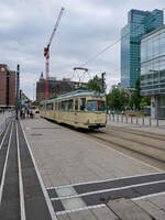 Am 25. und 26.7. f�hrte der historische Stra�enbahnverein Frankfurt einen Sonderverkehr durch. Aufgrund des Osthafenfestivals verkehrten historische Stra�enbahnen zwischen dem Hauptbahnhof und Fechenheim. O-Wagen 111 hat die Haltestelle Willy-Brandt-Platz gerade in Richtung Fechenheim verlassen.