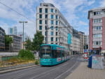 Auf dem Weg nach H�chst war S-Wagen 221 der Verkehrsgesellschaft Frankfurt am 26.07.2026. Gerade wurde die Haltestelle Karmeliterkloster verlassen.