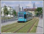 R-Triebwagen 007 als 1. Zug der Linie 17 in Fahrtrichtung Rebstockbad am 31.05.2008 bei Abfahrt an der Haltestelle Leonardo-da-Vinci-Allee. Halbrechts ber dem Straenbahntriebwagen ist der 257 Meter hohe Messeturm zu sehen.