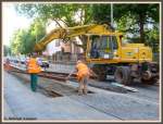 Das war die Ursache fr die Umleitung der Linie 12 vom 12. bis 18.07.2008 aus Schwanheim kommend ber Glauburgstrae und Eckenheimer Landstrae zum Abstellbahnhof Eckenheim als temporren Wendepunkt: In der Hartmann-Ibach-Strae wurden die Gleise erneuert. Auf dieser Aufnahme vom 15.07.2008 war das nrdliche Gleis bereits fertig, es wurde gerade das letzte Stck des sdlichen Gleises in das Gleisbett gesetzt. Das Gleisstck erwies sich aber als etwas zu lang, wie eindeutig zu erkennen ist.