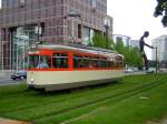 Vor dem gewaltigen Sockel des Messeturms und der Skulptur  Hammering  Man  (im Bildhintergrund) befand sich der L-Triebwagen 124 (ex 224) am 21.05.2005 auf Sonderfahrt bei der Einfahrt in die