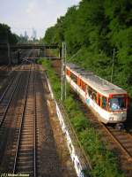 Auf der Fahrt nach Neu-Isenburg fhrt die Straenbahnlinie 14 bei
Frankfurt am Main - Louisa ein kurzes Stck parallel zu der Strecke der DB. Das Glck, eine Parallelfahrt zweier Zge auf 
das Bild zu bekommen, ist dem Fotografen hier leider selten hold, obwohl sich an dem Fotopunkt drei Strecken kreuzen, wie an der Brcke ber die Trassen zu erkennen ist. Die Aufnahme vom 14.07.2005 zeigt den Pt-Triebwagen 662 auf dem 4. Zug der Linie 
14 in Fahrtrichtung Neu-Isenburg.