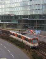 Der Pt-Triebwagen 688 in alter Farbgebung am 09.02.2006 auf der Linie 12 nach Fechenheim in der Einfahrtskurve vor der Haltestelle Niederrad Bahnhof, aufgenommen vom Bahnsteig der S-Bahn aus. Ende der 80er Jahre wurde die Straenbahnhaltestelle sinnvollerweise direkt unter den Bahnhof verlegt, bis dahin muten die Fahrgste ca. 300 Meter Fuweg zum Bahnhof in Kauf nehmen.