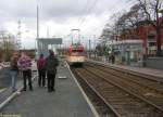 Als der Museumszug der Bauart M-m mit Triebwagen 102 und Beiwagen 1804 am 02.04.2006 aus der Wendeschleife Mnchhofstrae wieder auf das Gleis in Fahrtrichtung Hauptbahnhof eingebogen war, gab es noch einen Fotohalt an der im Umbau befindlichen Haltestelle. Die Fotografen stehen hier auf dem zuknftigen neuen Bahnsteig, dahinter das Gerippe des neuen Wartehuschens.