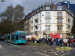 Viel Geduld bentigen die Fahrgste und die Fahrer der VGF am 1. Mai. Um 9.30 Uhr setzt sich am Gnthersburgpark die Maidemonstration in Richtung Rmer ber Konstablerwache in Bewegung und dann wird auch noch das Radrennen  Rund um den Henninger-Turm  gestartet. Der Fahrplan von Tram und Bus gert dabei aus den Fugen. Hier wartet R-Wagen 001 auf der Linie 12 nach Fechenheim, Hugo-Junkers-Strae.