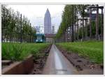 In der Flucht der Messeturm -    Straßenbahn-Impression aus Frankfurt II.