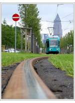 Zwischen Gleisbogen und Messeturm - 

Straßenbahn-Impression aus Frankfurt I. 

01.06.2006 (J)