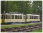 Da die fr die Veranstaltung im Verkehrsmuseum Schwanheim am 03.05.2006 herausgezogenen Zge erst am Abend des folgenden Tages
wieder in die Halle geschoben wurden, bestand am 04.05.2006 die Gelegenheit zu dieser Aufnahme des F-Triebwagens 411 und des f-Beiwagens 1508 (beide Baujahr 1925), die noch an den O-Triebwagen 111 (ex 902) gekuppelt vor der Halle Ost des Museums standen.