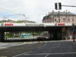 Zwischen den Haltestellen Nauheimer Strae und Kuhwaldstrae unterquert die Strecke der Rebstockstraenbahn die Bahnbrcke am Westbahnhof.