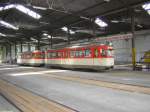 Sonderzug des Vereins Historische Straenbahn der Stadt Frankfurt am Main am 25.06.2006 mit dem L-Triebwagen 124 (ex224) und dem l-Beiwagen 1242 in der Halle des ehemaligen Depots in Eckenheim, das