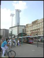 Der 1. Zug des Ebbelwei-Expre, der Stadtrundfahrtlinie der Frankfurter Straenbahn, mit dem K-Triebwagen 105 und dem k-Beiwagen 1703 am 29.07.2006 an der Haltestelle Hauptbahnhof.