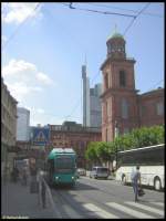 An der Haltestelle Rmer / Paulskirche halten die Straenbahnen gegenber dem einen Wahrzeichen der Stadt, das auch im Haltestellennamen vorkommt.