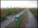 Auf der Linie 11 fuhr ein S-Triebwagen am 13.08.2006 kurz hinter der Haltestelle Mnchhofstrae in Fahrtrichtung Hchst, whrend ein R-Triebwagen auf der Linie 21 zum Stadion im Hintergrund gerade aus