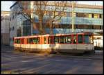 Der 9. Zug der Linie 14 mit dem Pt-Triebwagen 685 in alter Farbgebung hielt am 15.01.2007 an der Ampel vor der Auffahrt auf die Ignatz-Bubis-Brcke in Fahrtrichtung Neu-Isenburg. Der vordere Teil des Wagens lag leider bereits im Schatten.