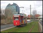 Kontrastprogramm: Der K-Triebwagen 106, einer der Triebwagen aus der Flotte des Ebbelwei-Express, am 03.02.2007 zwischen den Haltstellen Leonardo-da-Vinci-Allee und Rebstockbad vor dem Radisson SAS-Hotel auf Sonderfahrt anllich des 30jhrigen Jubilums des Ebbelwei-Express.