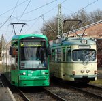 Alt trifft Neu. VGF Bombardier S-Wagen 268 und VGF Düwag O-Wagen 110 am 26.03.16 in Frankfurt am Main Schwanheim 