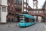 Tram Wagen 250 zwischen Rathaus und Paulskirche am 19.10.2016 in Frankfurt am Main unterwegs auf der Linie 11.