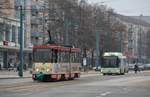 30.01.2017, Frankfurt (Oder), Karl-Marx-Straße. Tatra KT4DM #218 auf der Linie 1 in Richting Lebuser Vorstadt. Im Hintergrund befindet sich der Bus MAN NL243 CNG #439 auf der Linie 985 nach Messering.