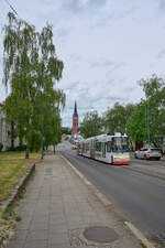 Noch in den alten Farben ist GT6M 302 der Frankfurter Stra�enbahn unterwegs. Am 04.06.2026 kam der Triebwagen als Linie 1 nach Neuberesinchen die Bahnhofstra�e herauf.