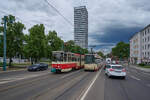Zwei Stra�enbahngenerationen begegneten sich am 04.06.2026 vor dem Frankfurter Oderturm.