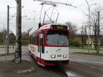 Freiburger VAG Düwag GT8K Wagen 222 am 22.03.17 in Haid von einer Verkehrsinsel aus fotografiert