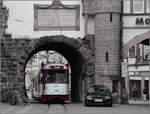 GT8 222 im Einsatz auf der Linie 3, in der Innenstadt bei der Durchfahrt des Martinstors.