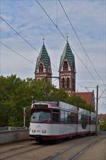 . Tram 227 der VAG auf der Linie 3 beim Anstieg zur Haltestelle am Hauptbahnhof in Freiburg. 04.09.2017 (Jeanny)