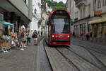 Strassenbahn Freiburg im Breisgau.
Entlang dem  STADTWASSER  fährt die Strassenbahn zum  LANDWASSER .
Combino 285 auf der Linie 1 am 21. Juni 2018. 
Foto: Walter Ruetsch 